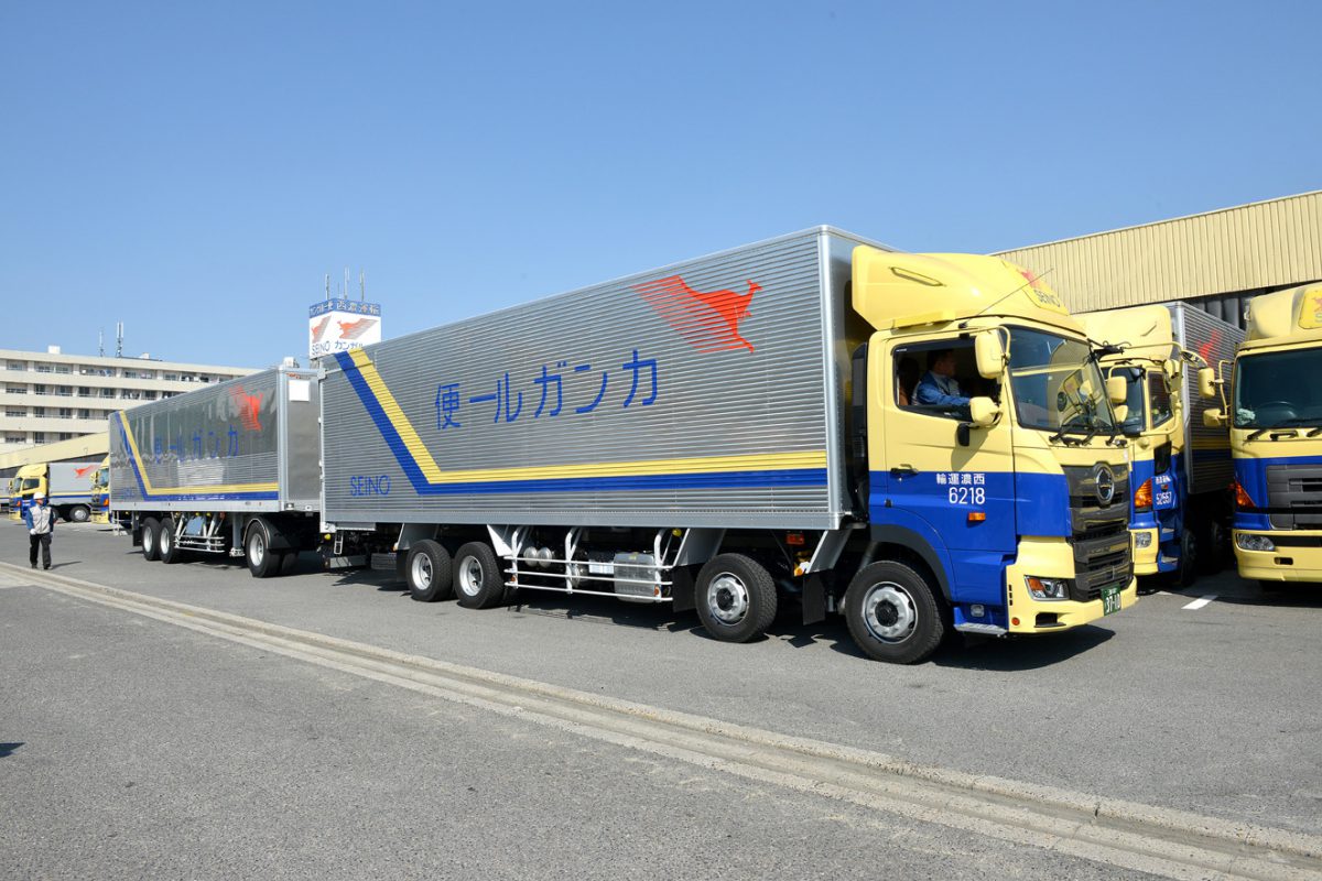 西濃運輸が全長25mフルトレーラを公開 – 物流の専門紙 カーゴニュース